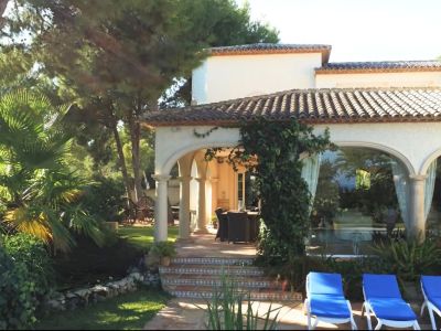 Villa mediterránea en L'Alfàs del Pi con piscina y vistas al mar
