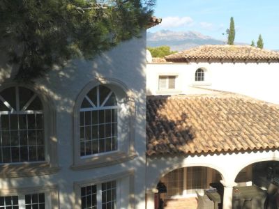 Villa mediterránea en L'Alfàs del Pi con piscina y vistas al mar