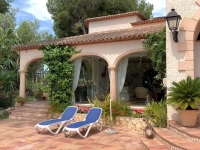 Villa mediterránea en L'Alfàs del Pi con piscina y vistas al mar
