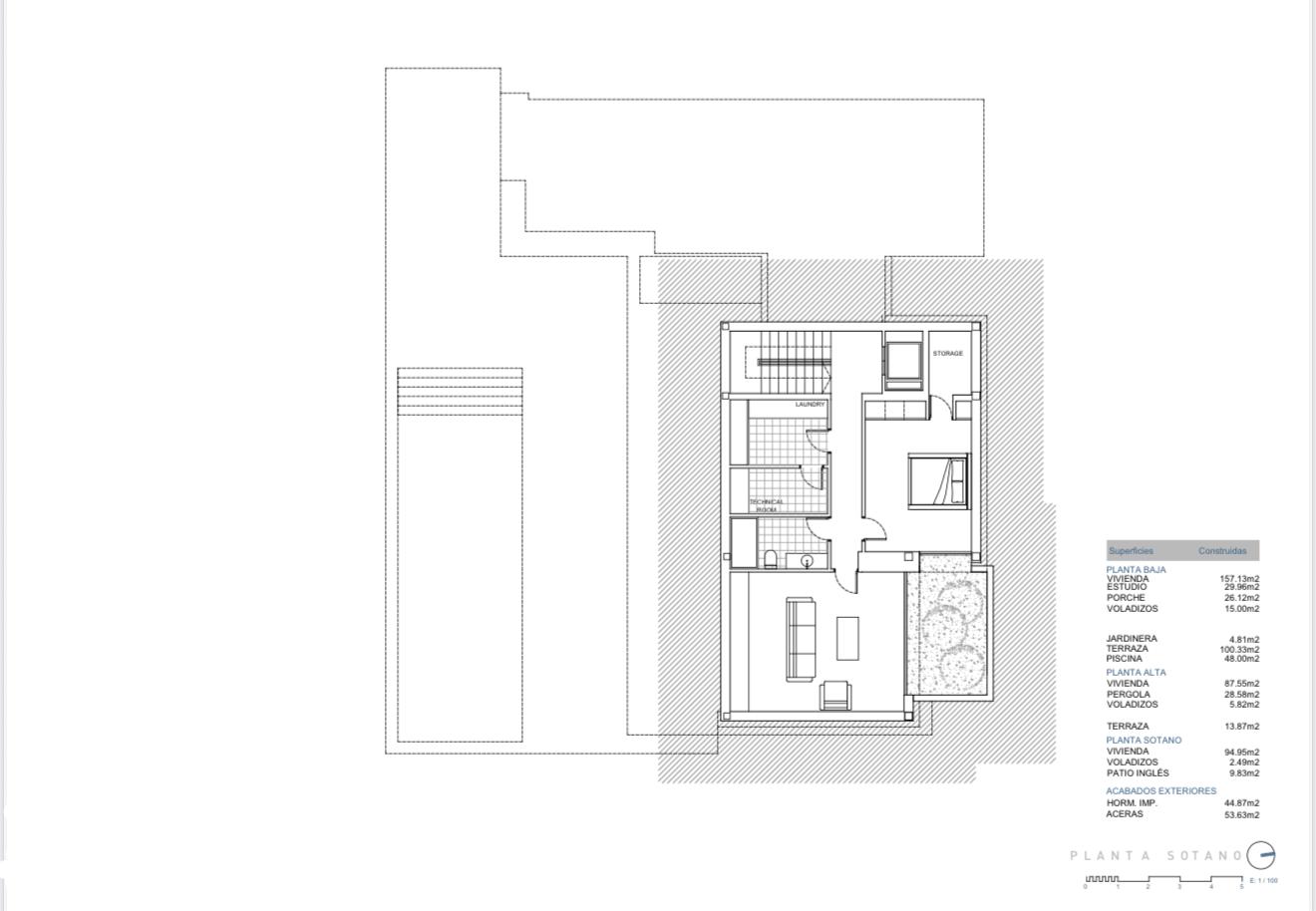 Plano arquitectónico detallado de la planta sótano, que incluye lavandería, sala técnica, trastero, zona de estar y un patio inglés para ventilación e iluminación natural.