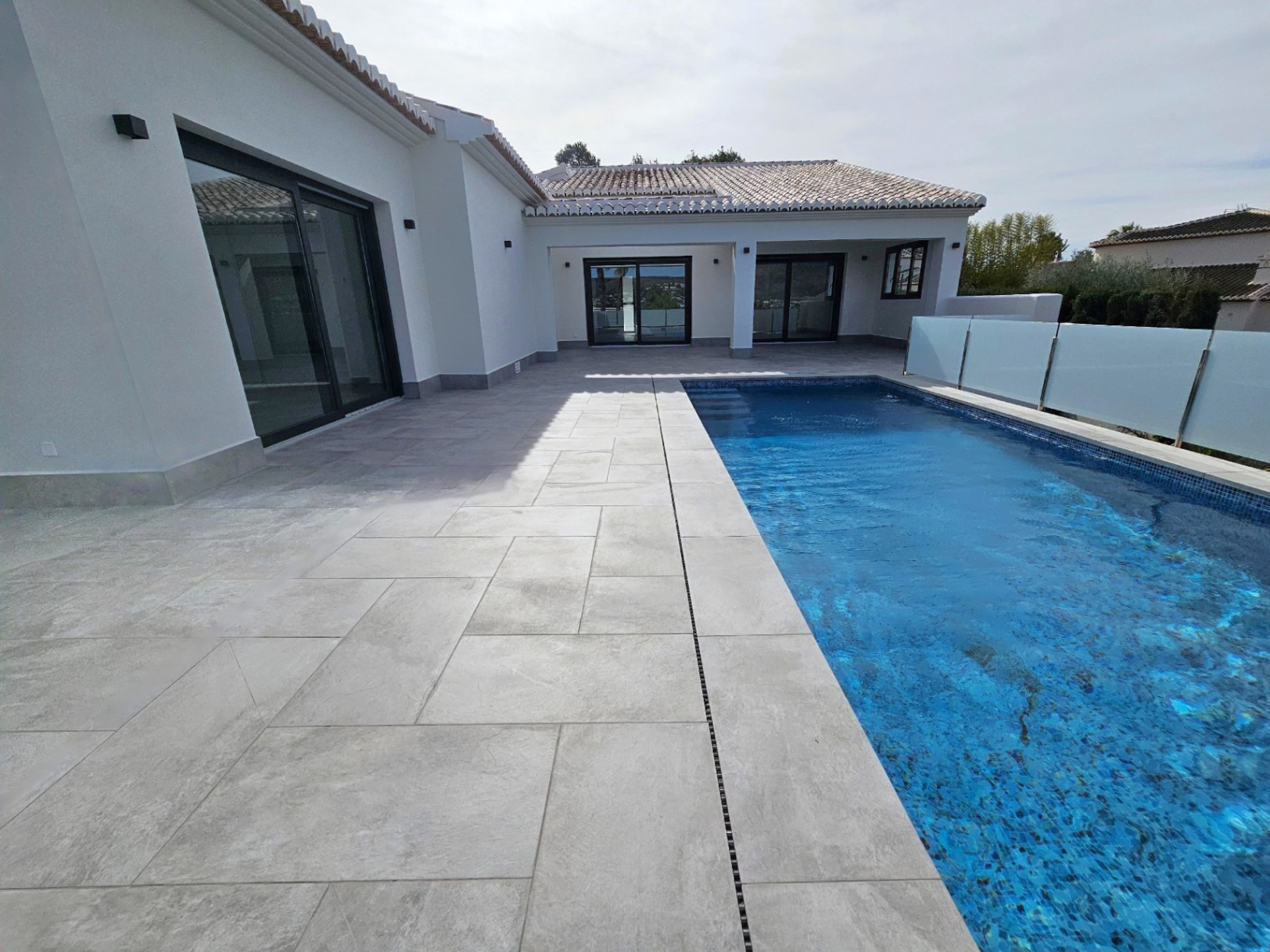 Villa contemporánea en Jávea con vistas al Montgó