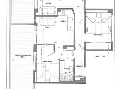 Plano arquitectónico detallado que muestra la distribución de dos apartamentos (A y B), con etiquetas de habitaciones, dimensiones y disposición de muebles. Incluye dos terrazas descubiertas y una tabla resumen de superficies.