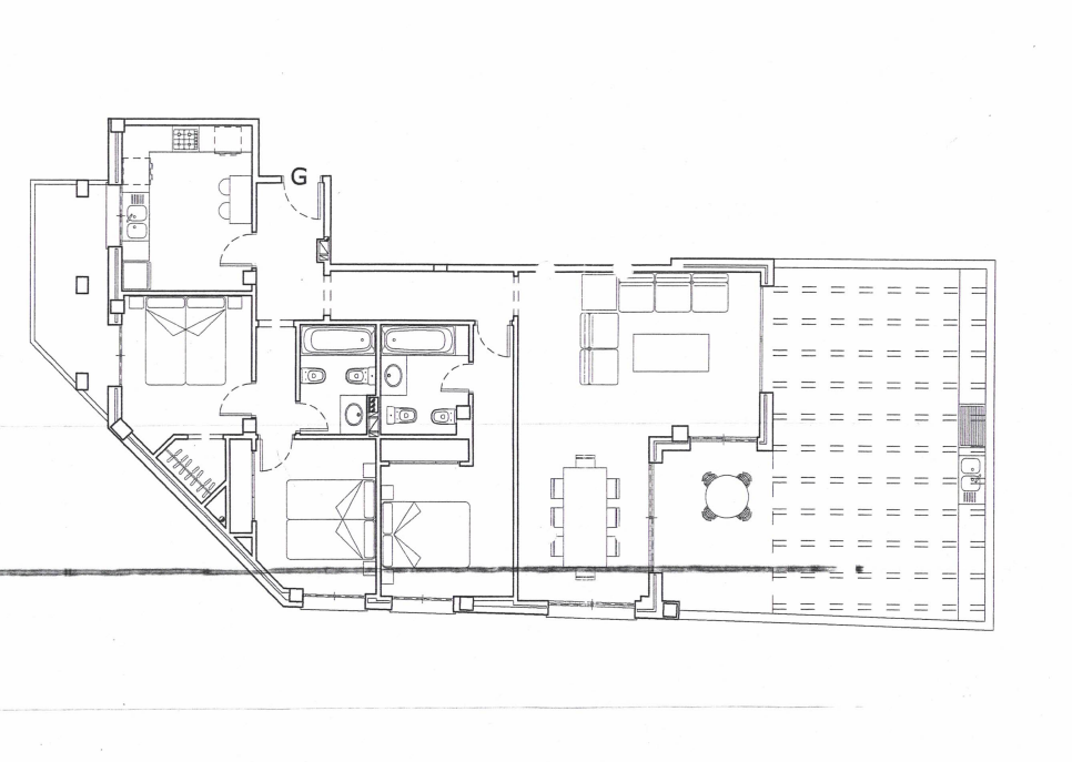 Plano técnico detallado que muestra la distribución de tres dormitorios, dos baños completos, cocina independiente y una amplia terraza con zona de barbacoa.