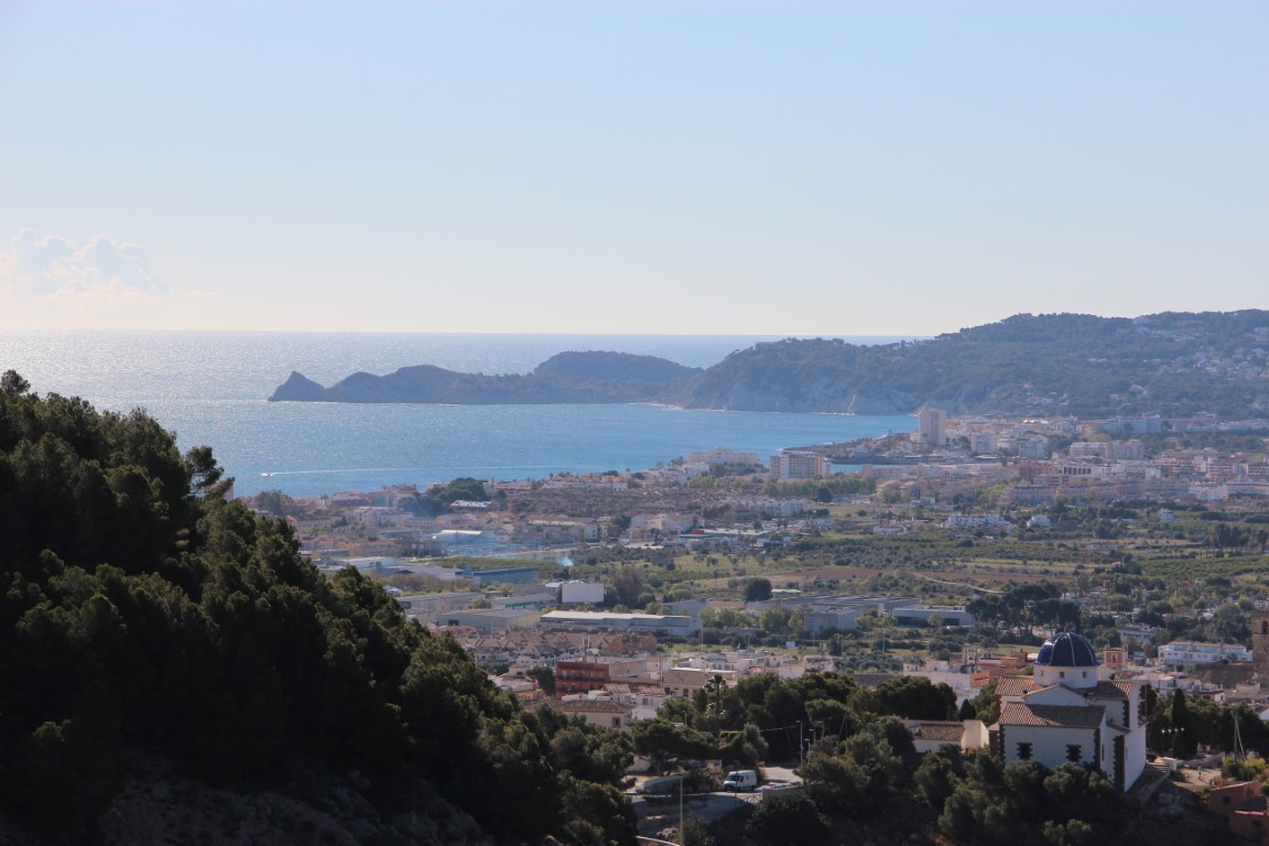 Vista panorámica de Jávea con el mar Mediterráneo al fondo.