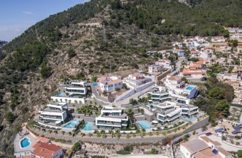 Vista aérea del conjunto residencial de villas de lujo con piscinas privadas en Calpe. Vista aérea del conjunto residencial de villas de lujo con piscinas privadas en Calpe.