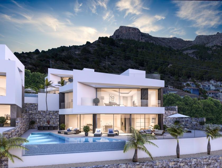 Vista exterior de la villa con piscina infinita y diseño moderno, integrándose con el paisaje montañoso de Calpe. Vista exterior de la villa con piscina infinita y diseño moderno, integrándose con el paisaje montañoso de Calpe.