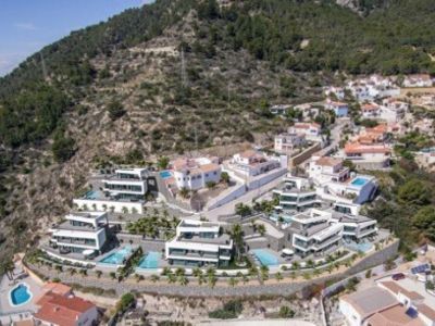 Vista aérea del conjunto residencial de villas de lujo con piscinas privadas en Calpe.