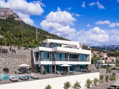 Vista exterior de la villa con piscina infinita y solárium, rodeada de vegetación mediterránea.