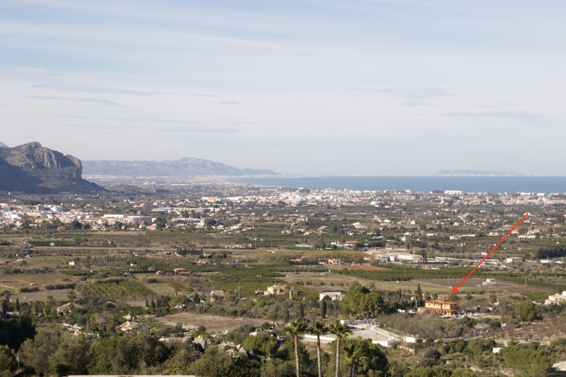 Vista panorámica de la villa en Pedreguer con el Mediterráneo al fondo y la montaña. Vista panorámica de la villa en Pedreguer con el Mediterráneo al fondo y la montaña.