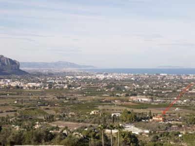 Vista panorámica de la villa en Pedreguer con el Mediterráneo al fondo y la montaña.