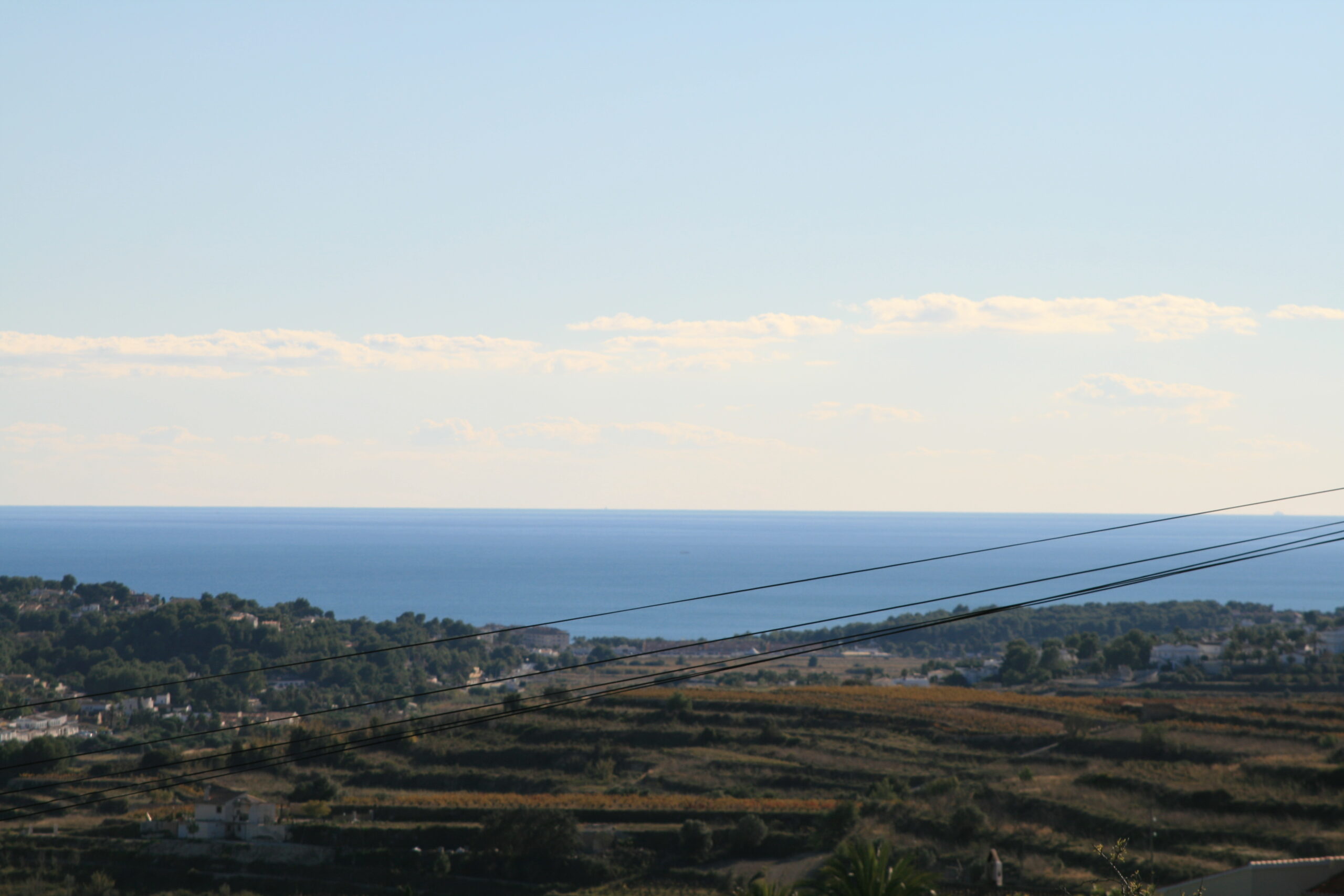 Vista del terreno con el mar Mediterráneo al fondo, mostrando su ubicación y potencial paisajístico. Vista del terreno con el mar Mediterráneo al fondo, mostrando su ubicación y potencial paisajístico.
