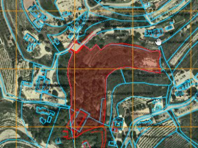 Vista aérea del terreno delimitado, mostrando su extensión y ubicación relativa a construcciones cercanas.