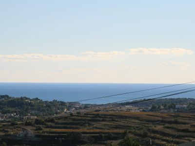 Vista del terreno con el mar Mediterráneo al fondo, mostrando su ubicación y potencial paisajístico.