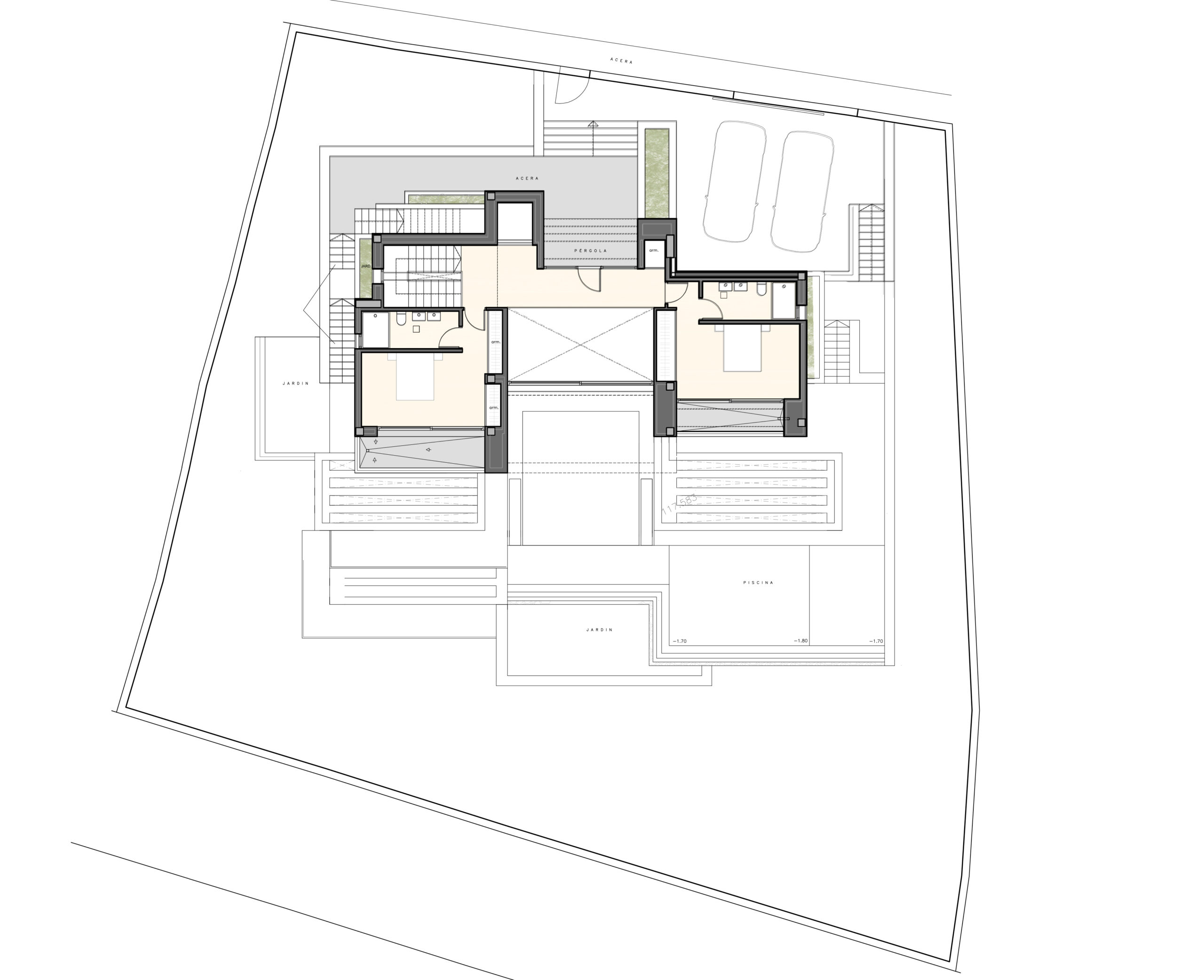 Plano detallado de la primera planta que muestra la distribución de dos dormitorios con baños en suite, el acceso principal y las zonas exteriores ajardinadas.