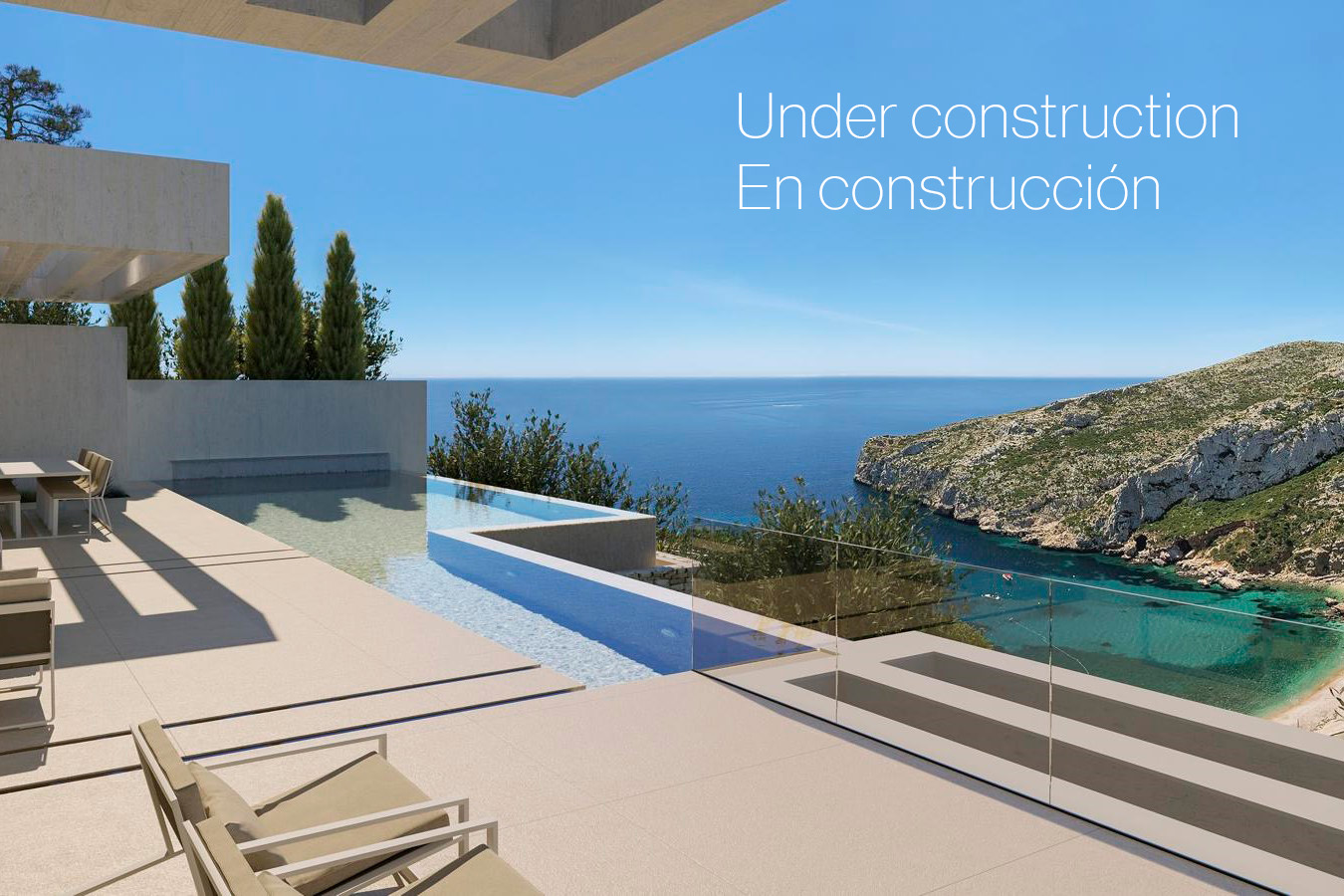 Terraza principal con piscina infinita y barandillas de cristal, ofreciendo vistas panorámicas directas a la Cala de la Granadella y al mar Mediterráneo.