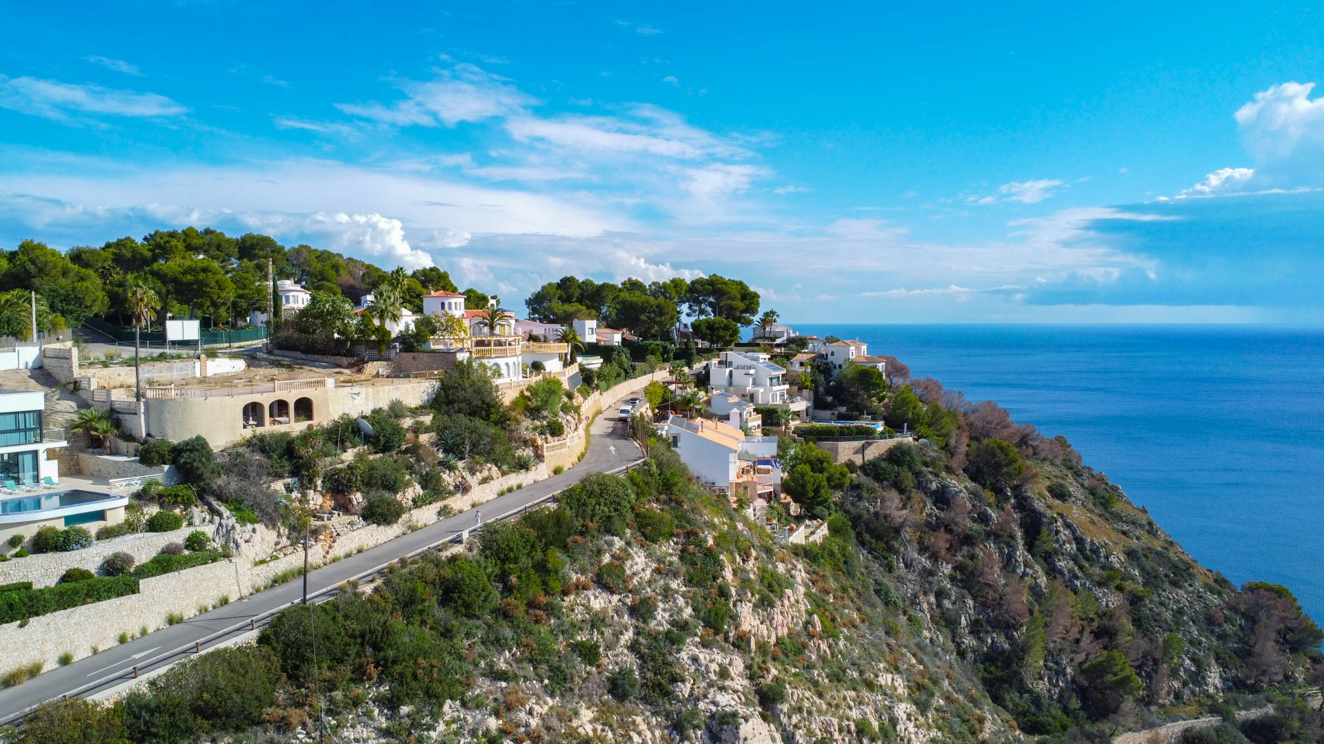 Vista aérea de la zona costera de La Granadella en Jávea, mostrando la ubicación elevada de las parcelas sobre el acantilado con vistas panorámicas al mar Mediterráneo.