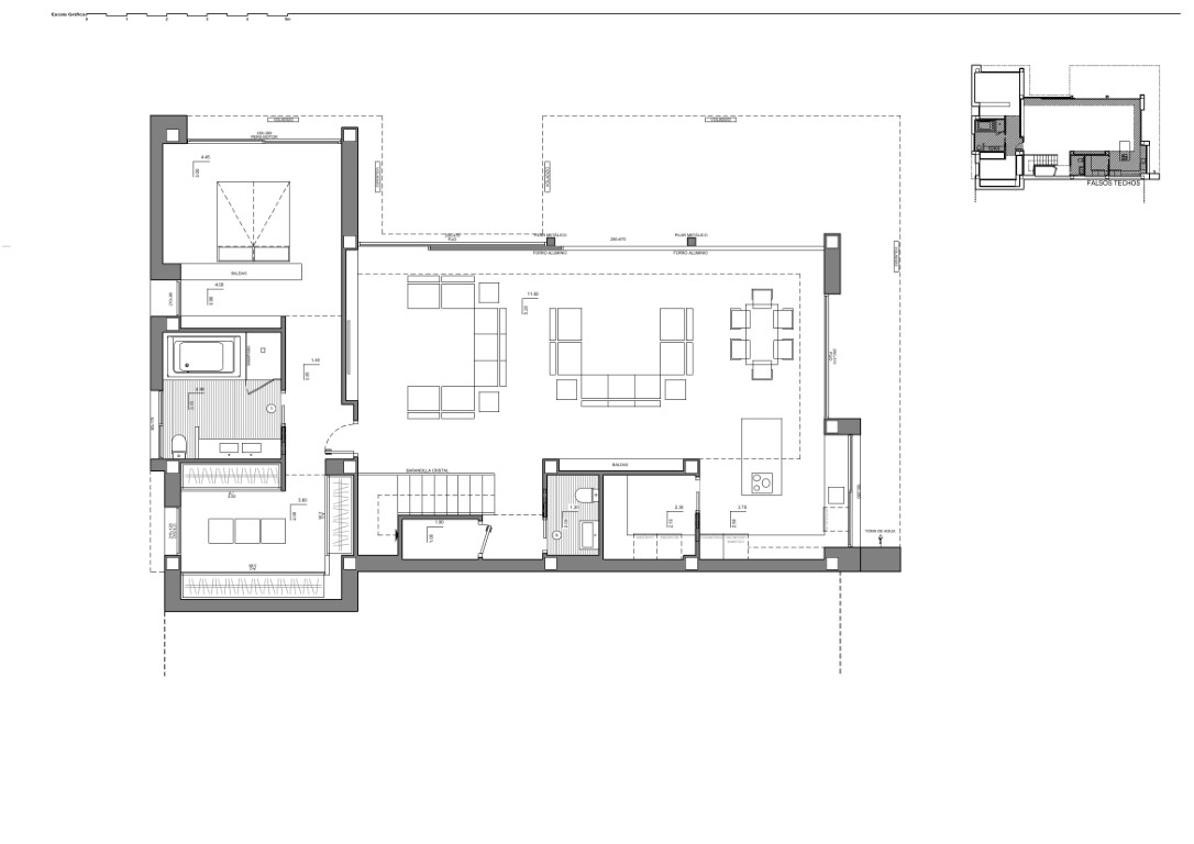 Plano detallado de la planta principal que muestra el dormitorio principal con vestidor, el baño en suite y un amplio salón-comedor abierto a la cocina con isla.