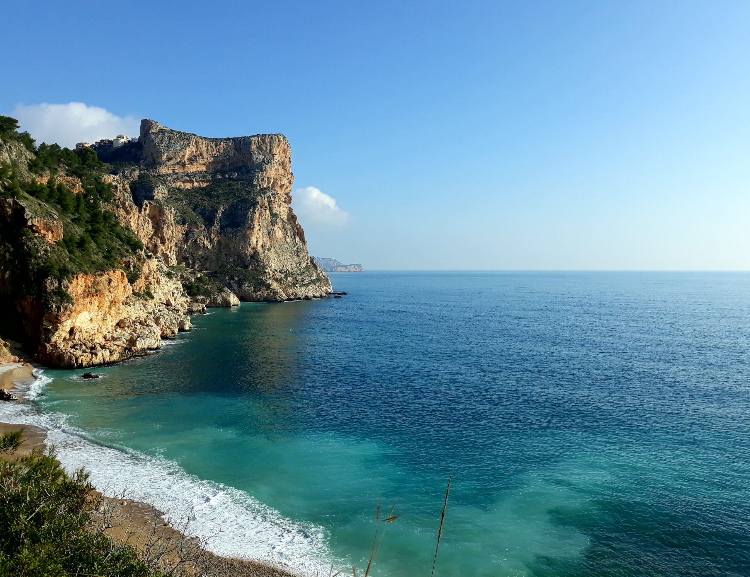 Vistas panorámicas de los acantilados de piedra caliza y aguas turquesas del Mediterráneo que rodean la zona de Cumbre del Sol.