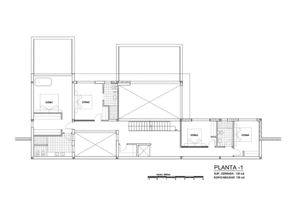 Plano detallado de la planta superior que muestra la distribución de cuatro dormitorios, baños y escaleras, con una superficie cerrada de 135 m2.