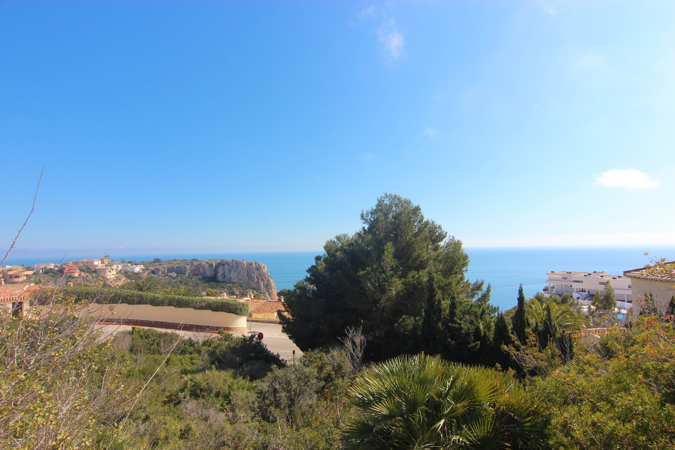 Vistas panorámicas al mar Mediterráneo desde la propiedad, destacando el entorno natural con vegetación autóctona y el icónico acantilado de Cumbre del Sol.