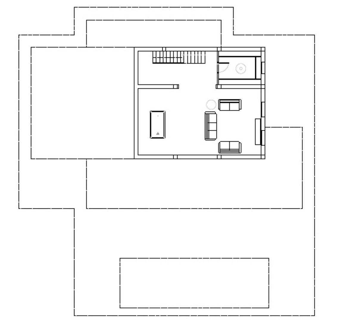Plano detallado del sótano que muestra la amplia sala polivalente con zona de cine, mesa de billar, escalera de acceso y la bodega independiente.