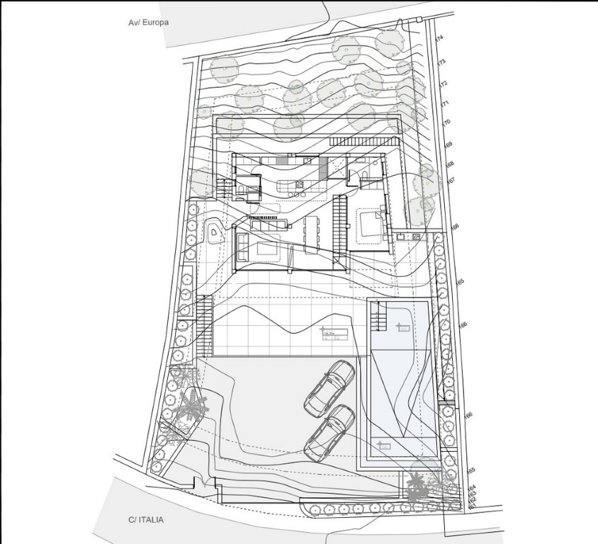 Plano técnico de la parcela en Altea Hills que detalla la distribución de la villa, la zona de piscina, el aparcamiento y las curvas de nivel topográficas del terreno.