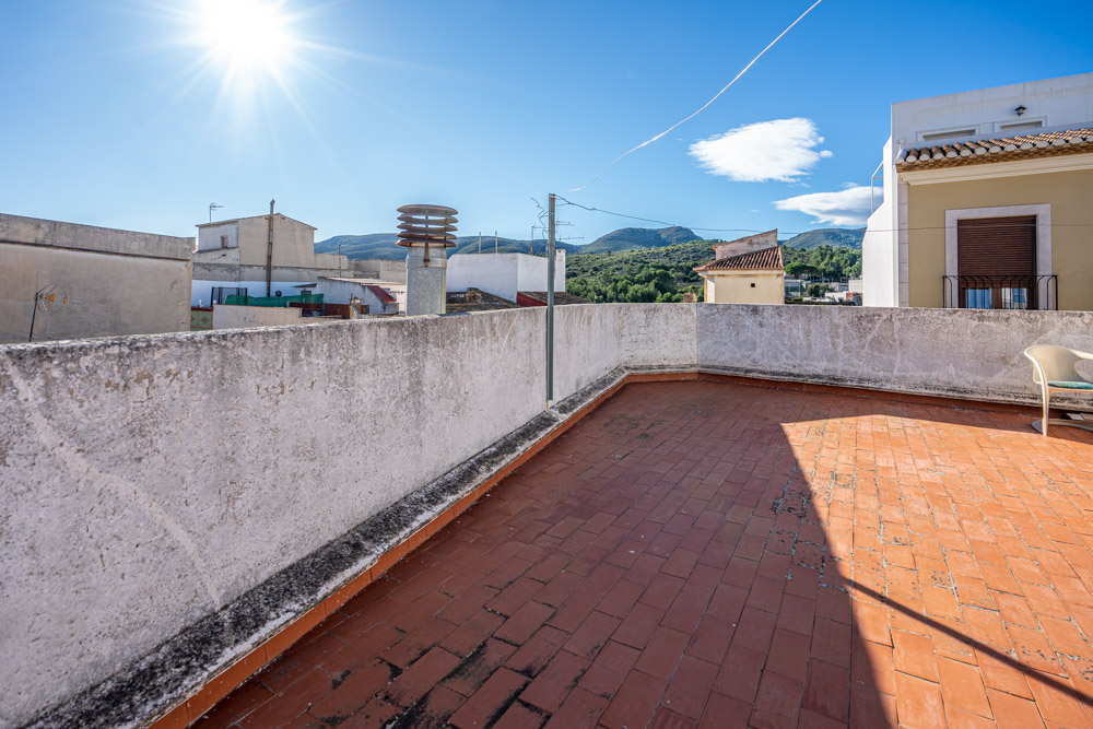 Terraza en la azotea con suelo de baldosas cerámicas y vistas despejadas a las montañas y al entorno natural de Gata de Gorgos.