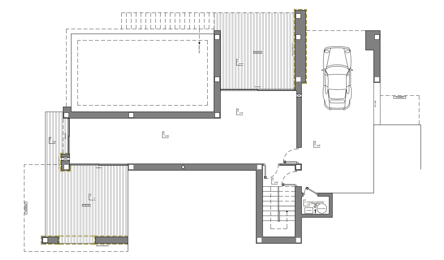 Plano técnico de la planta baja que muestra el garaje, una amplia sala multiusos, escaleras de acceso y dos porches cubiertos integrados en la estructura.