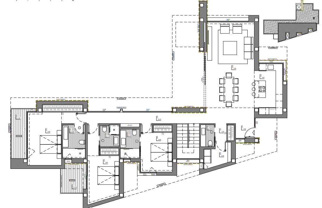 Plano técnico de la planta principal con tres dormitorios en suite, salón-comedor diáfano con cocina integrada y acceso a amplias terrazas exteriores.