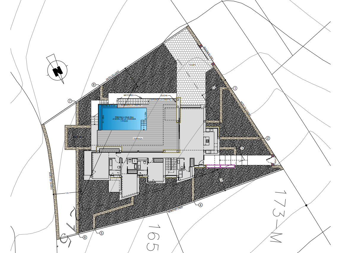 Plano técnico de la propiedad que detalla la distribución de la planta principal, la piscina infinita de 32m2 y las zonas exteriores pavimentadas con acceso al garaje.