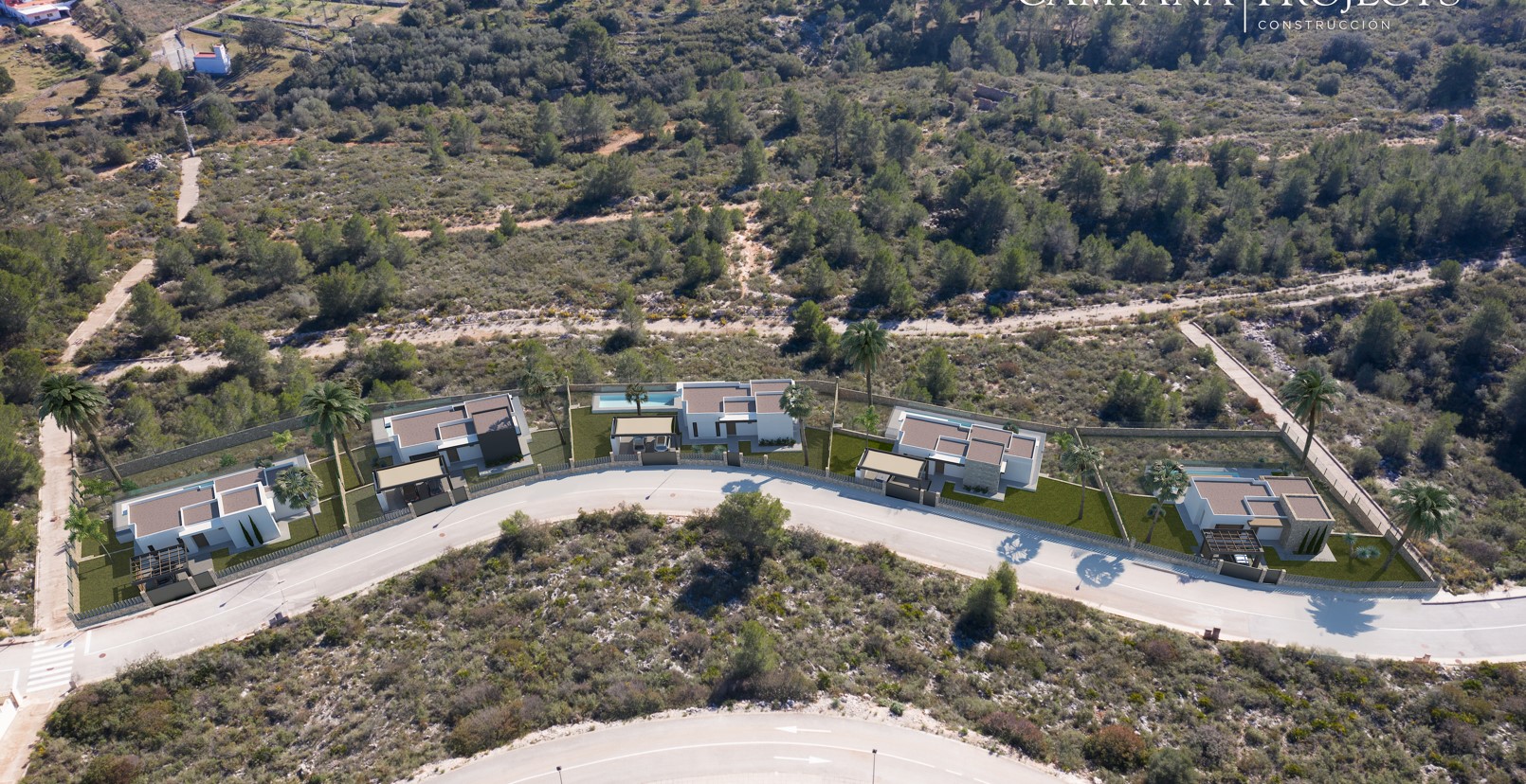 Vista aérea del desarrollo residencial en Pedreguer, mostrando cinco chalets de arquitectura moderna integrados en un entorno natural con vegetación mediterránea.