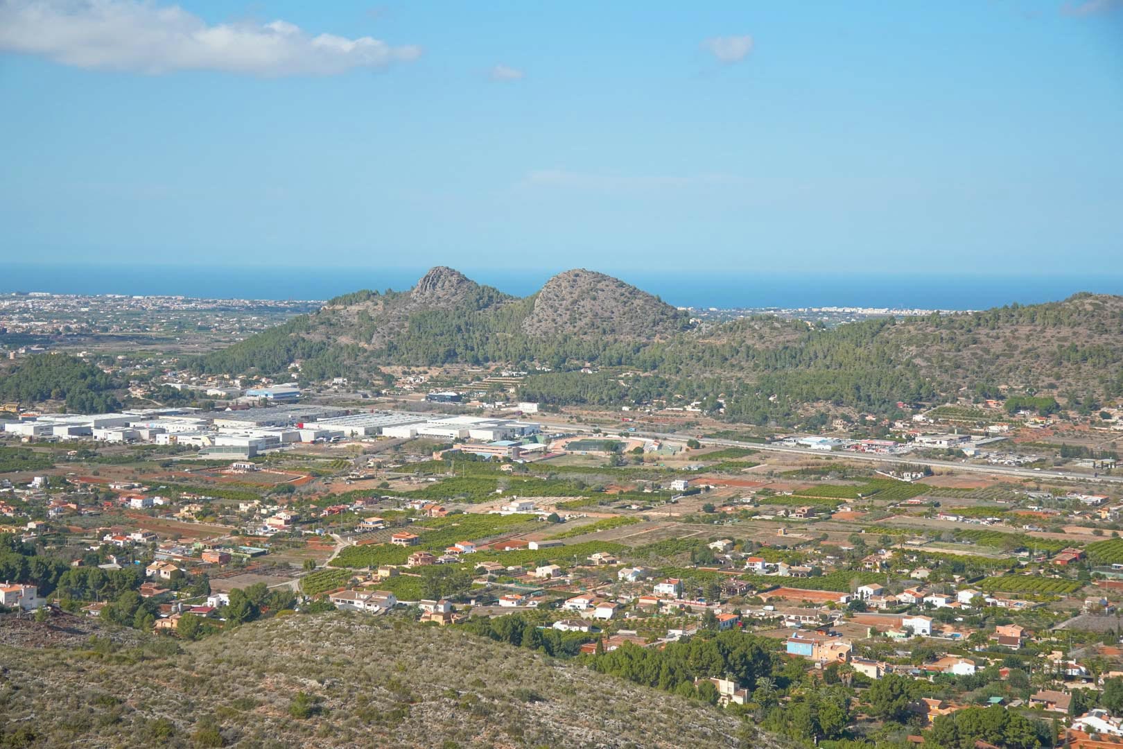 Vista panorámica desde la propiedad hacia el valle y el mar Mediterráneo, destacando el entorno montañoso y la proximidad a la costa de Denia.