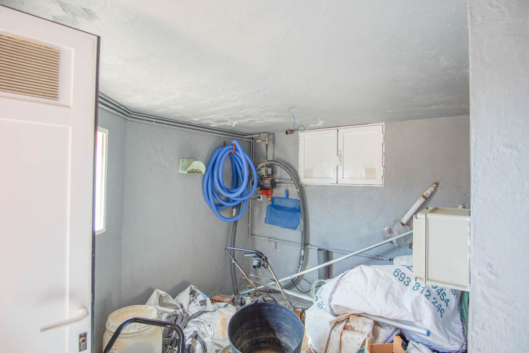 Cuarto técnico y de almacenamiento que alberga el sistema de filtración de la piscina, mangueras y espacio adicional para herramientas.