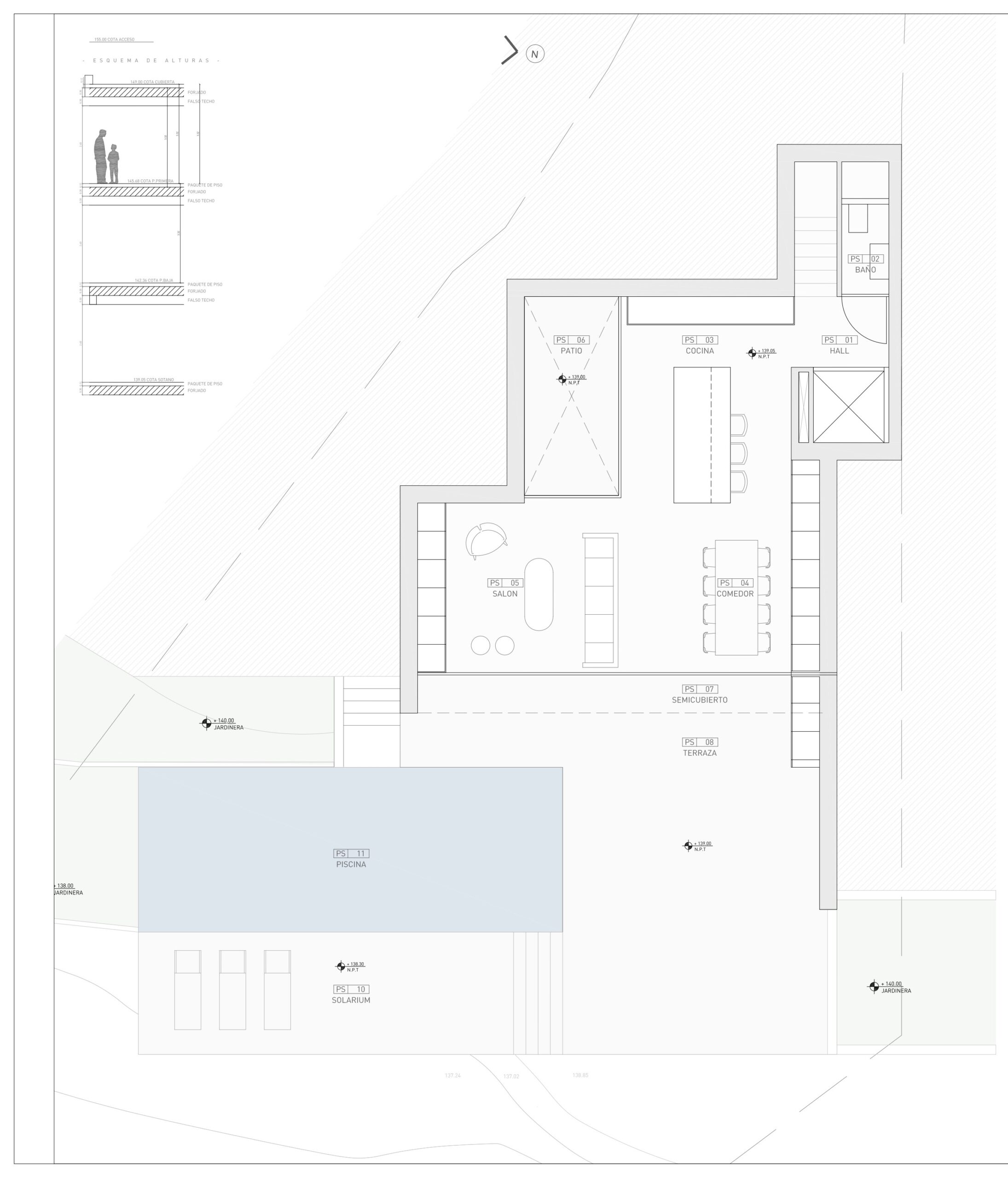 Plano técnico detallado de la planta baja que muestra el salón-comedor, cocina con isla, patio interior y la amplia zona exterior con piscina y solárium.