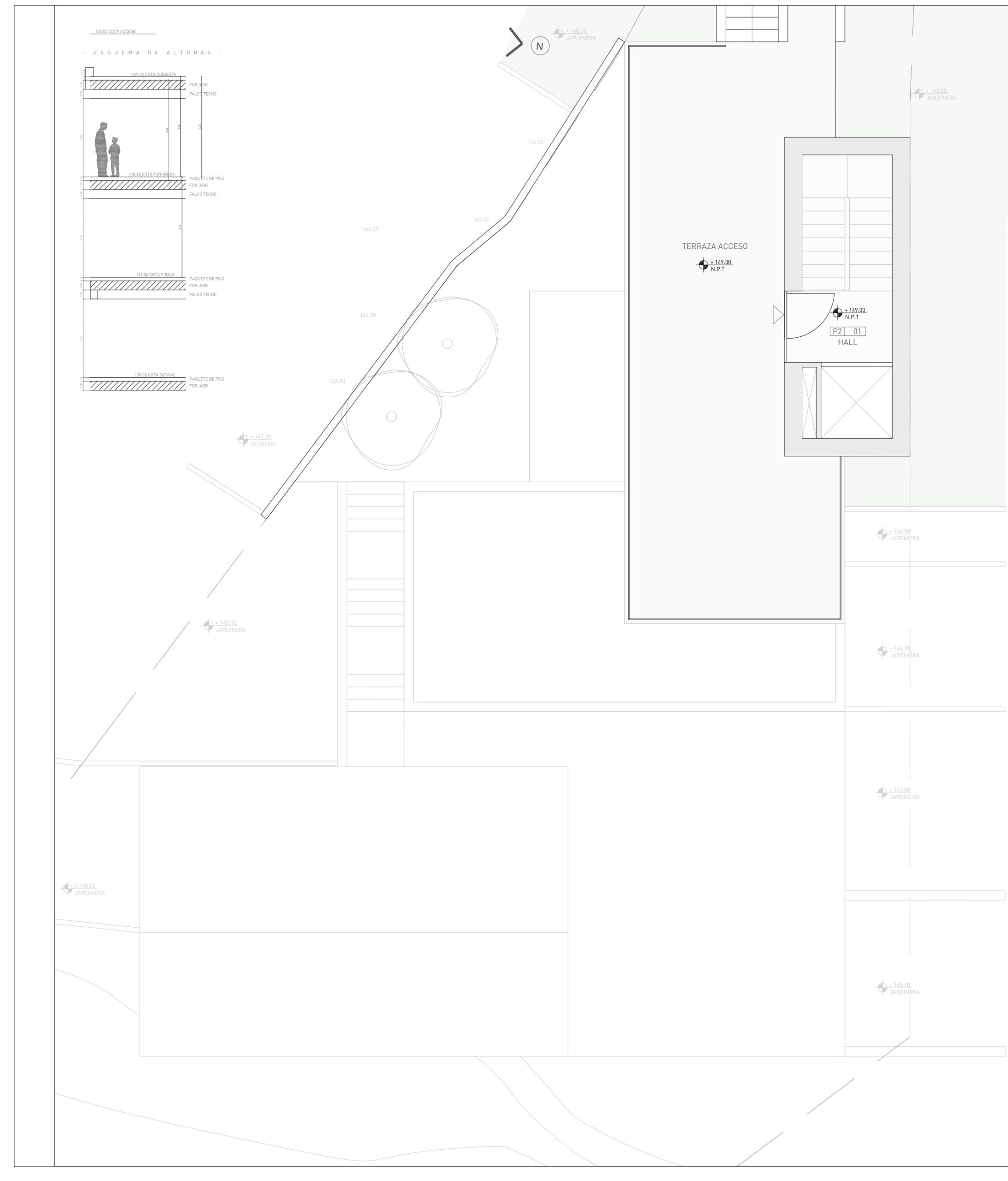 Plano técnico que detalla el esquema de alturas y la planta de acceso, incluyendo el vestíbulo de entrada, el núcleo de ascensor y la amplia terraza exterior.