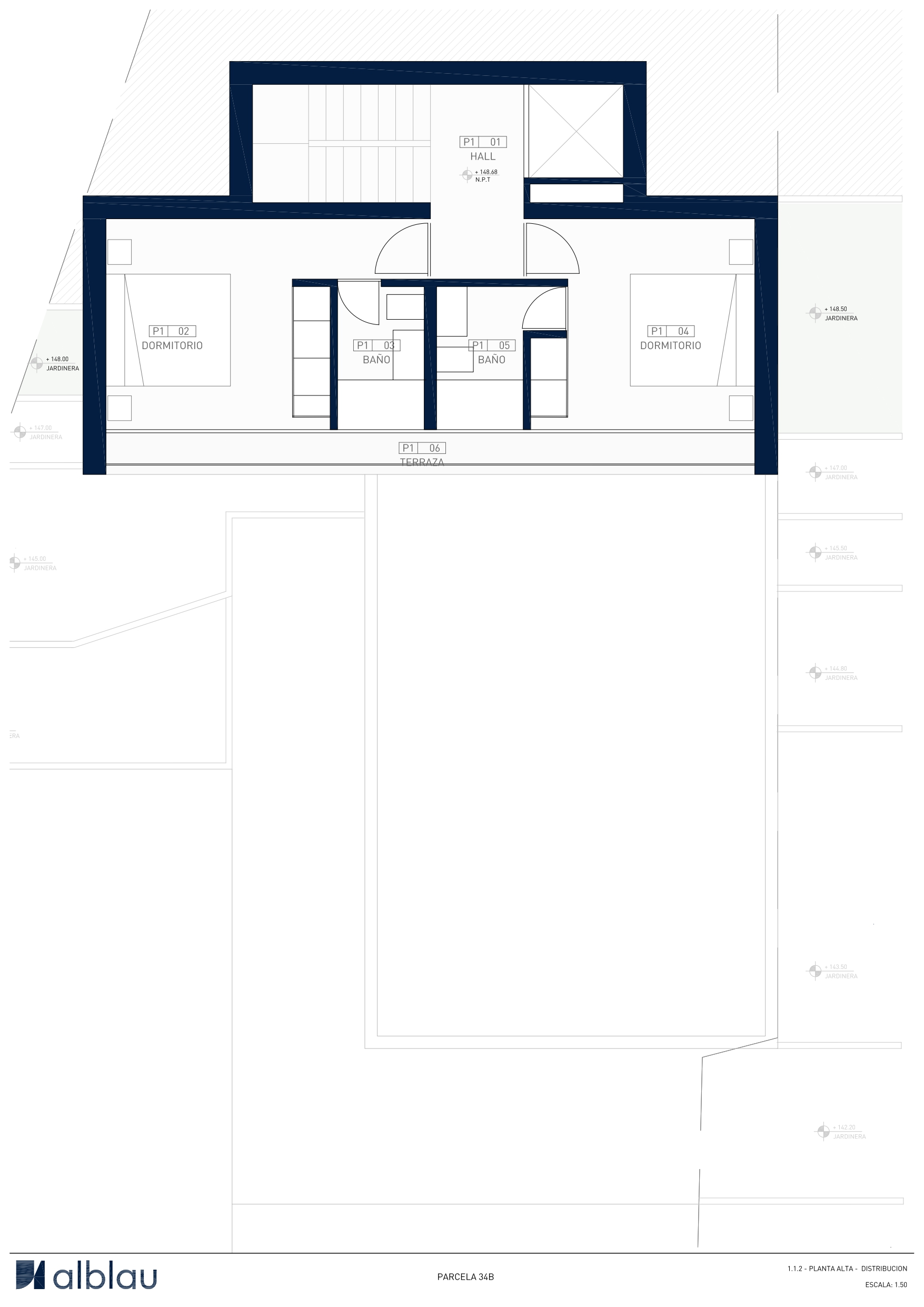 Plano detallado de la planta alta que incluye dos dormitorios con baños integrados, hall de entrada con ascensor y una amplia terraza longitudinal.