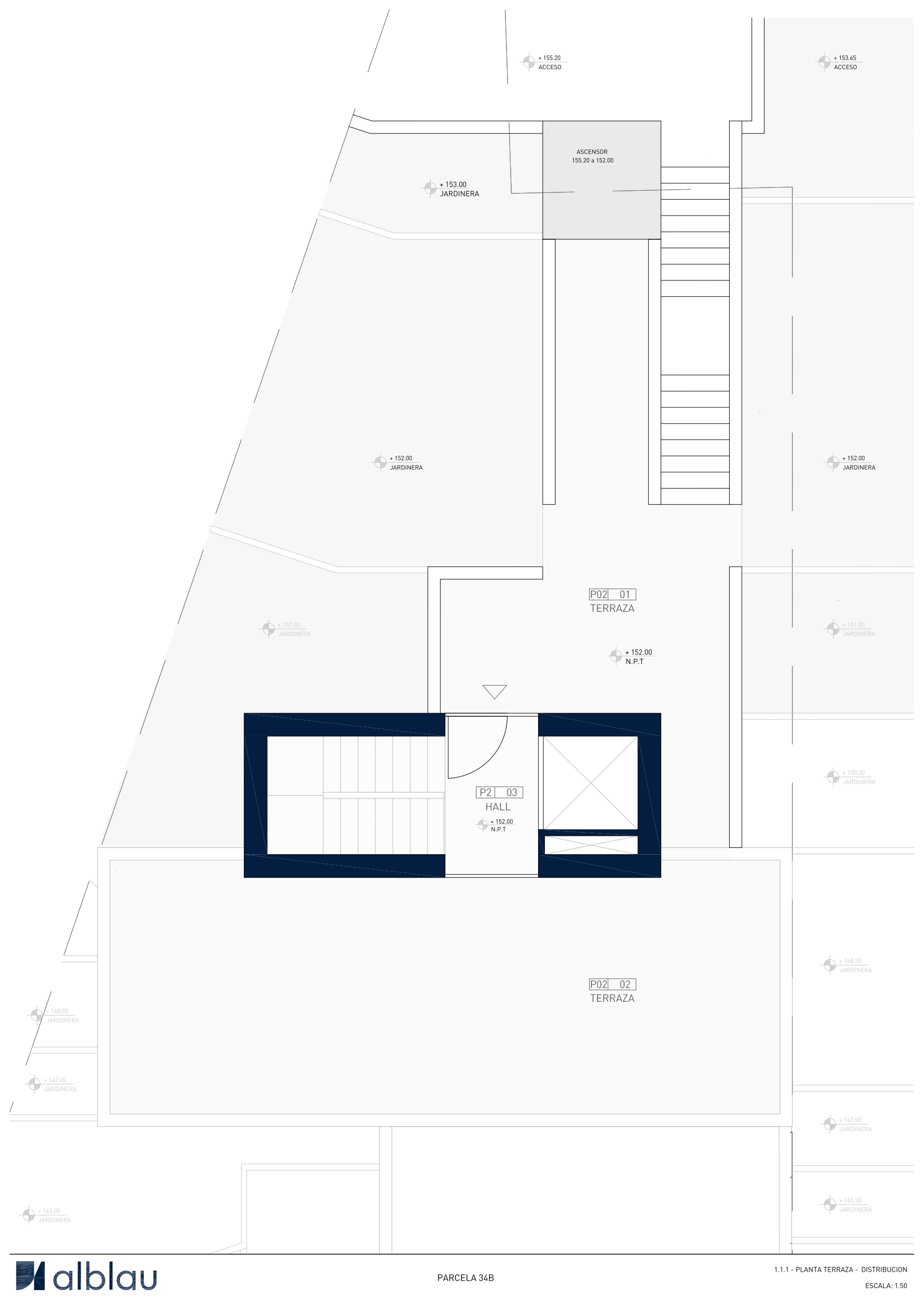 Plano técnico de la planta terraza que detalla el vestíbulo de entrada, el núcleo de escaleras con ascensor y amplias zonas exteriores rodeadas de jardineras perimetrales.