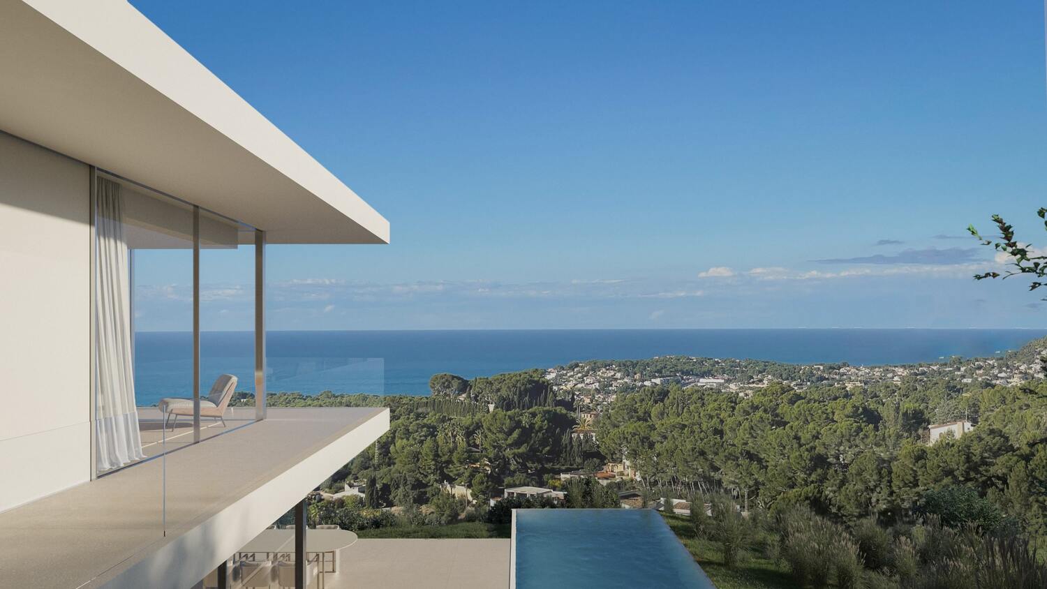 Terraza de nivel superior con barandilla de cristal y líneas arquitectónicas blancas, con vistas panorámicas de la costa mediterránea y la piscina infinita inferior.