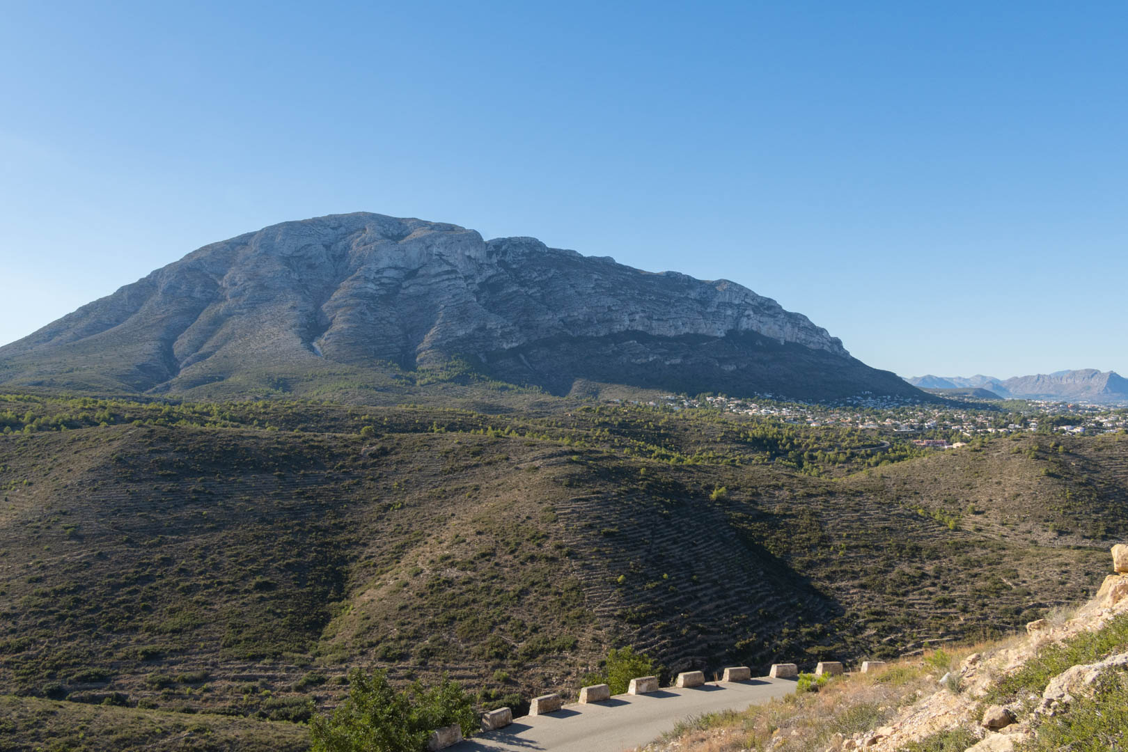 Vista panorámica de la montaña y el paisaje desde la carretera.