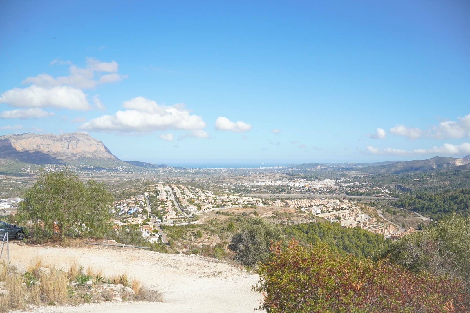 Vista panorámica desde la propiedad hacia el valle de Pedreguer, destacando el macizo del Montgó y el horizonte del mar Mediterráneo bajo un cielo despejado.