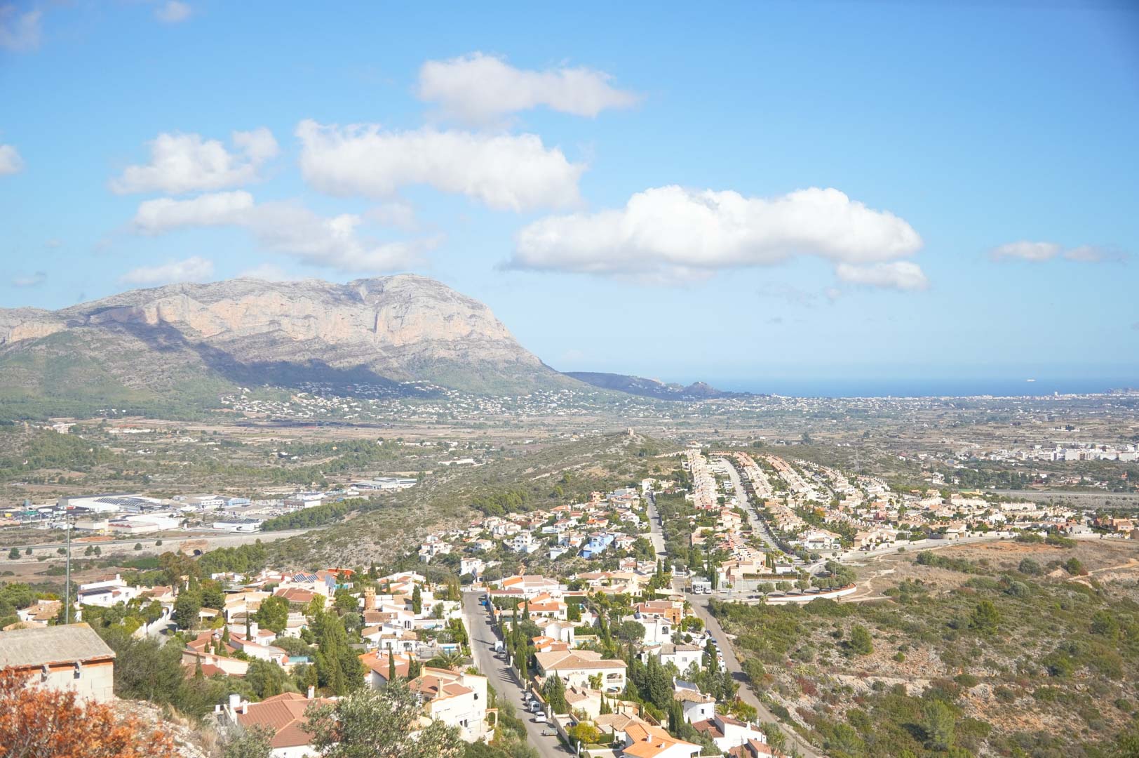 Vista panorámica desde la propiedad hacia el valle de Pedreguer, destacando las montañas circundantes y el mar Mediterráneo en el horizonte.