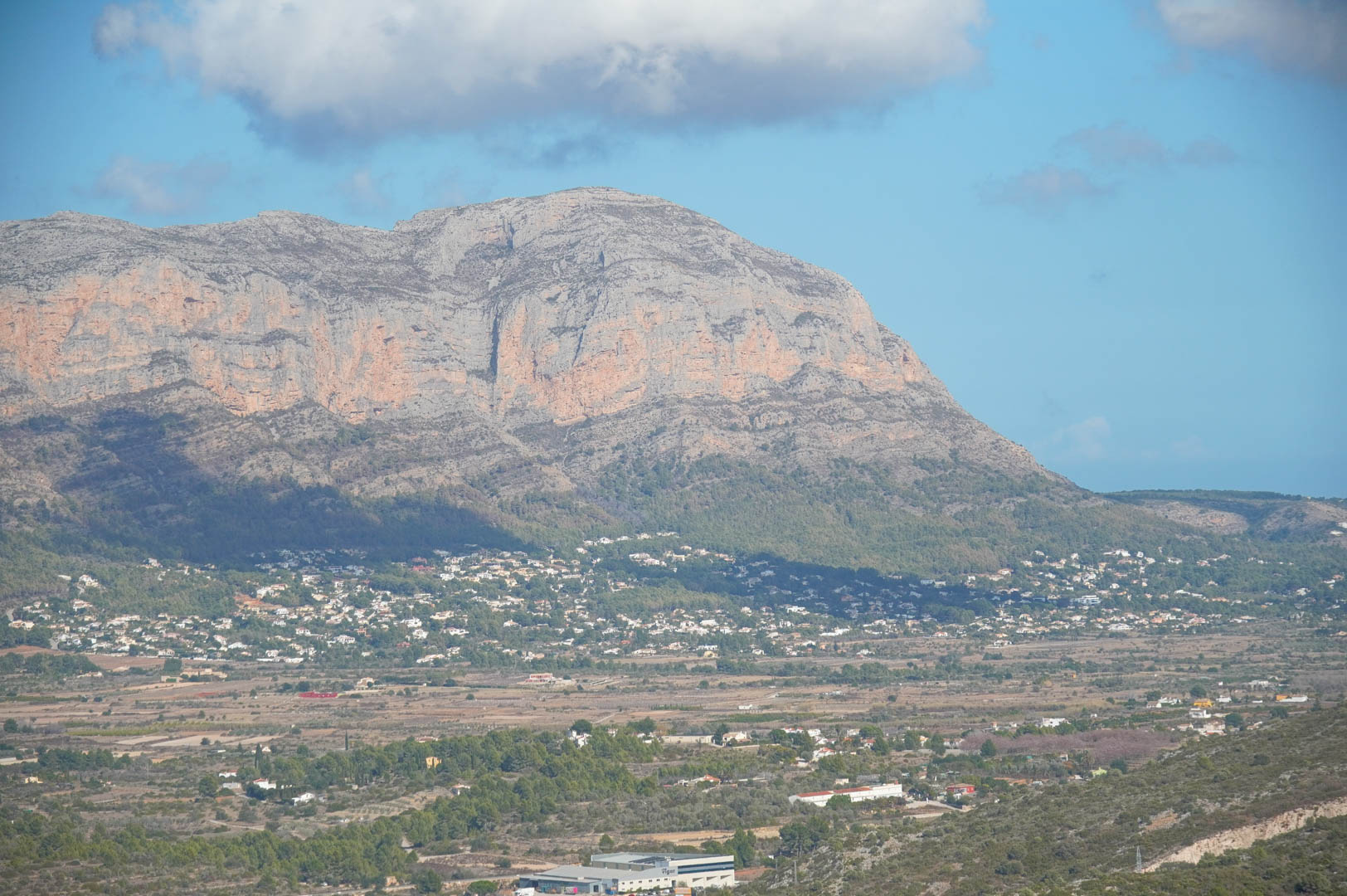 Vista panorámica despejada hacia el macizo del Montgó y el valle circundante, destacando el entorno natural y las zonas residenciales próximas a la propiedad.