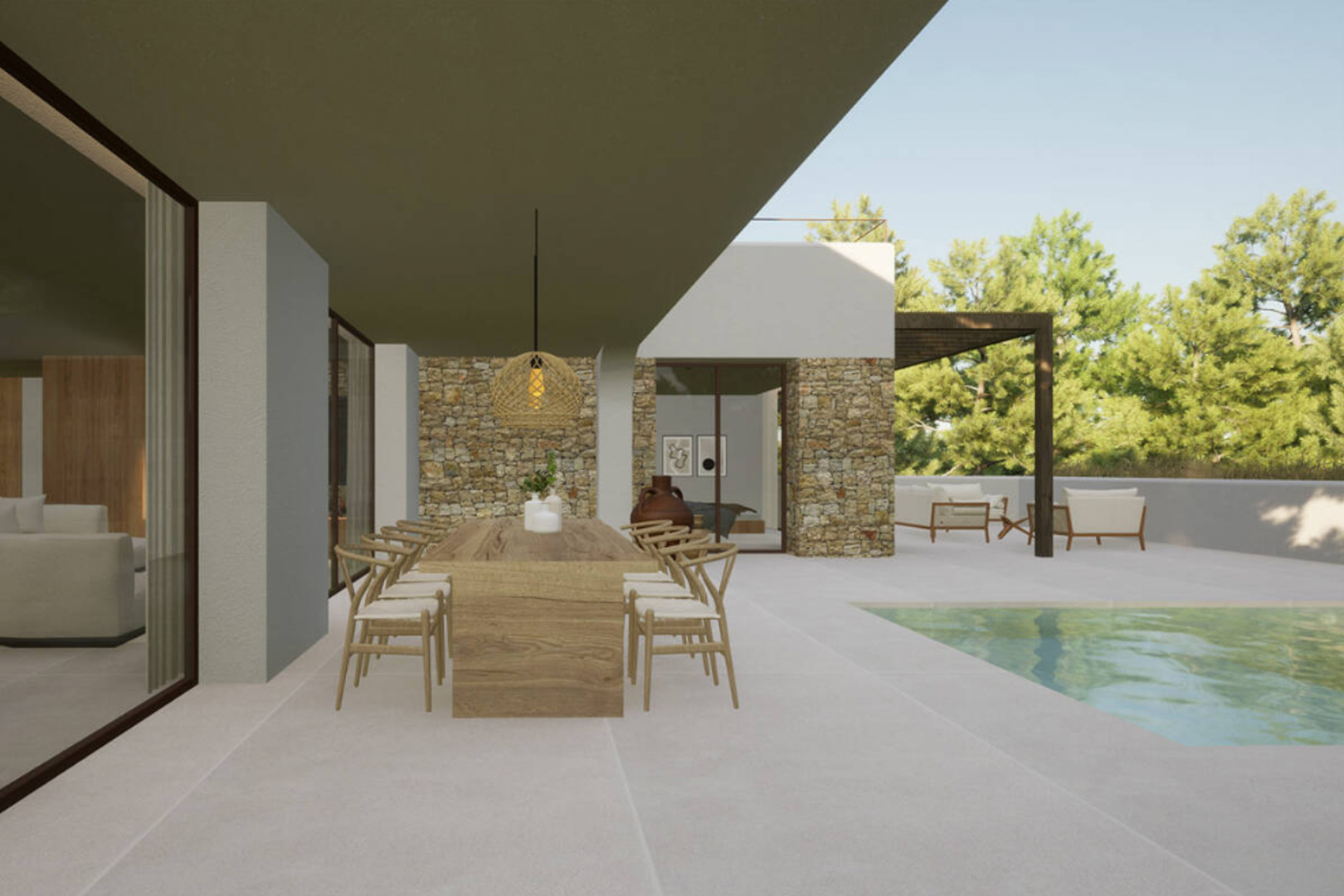 Comedor exterior cubierto con mesa de madera maciza y sillas de cuerda, junto a la piscina y pared de piedra natural.
