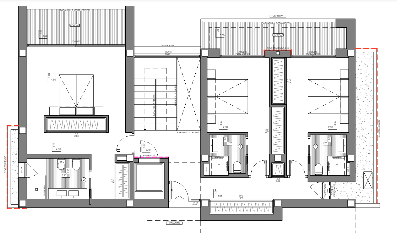 Plano técnico de la planta intermedia que detalla tres dormitorios con baños en suite, armarios empotrados, núcleo de escaleras con ascensor y acceso a terrazas exteriores.