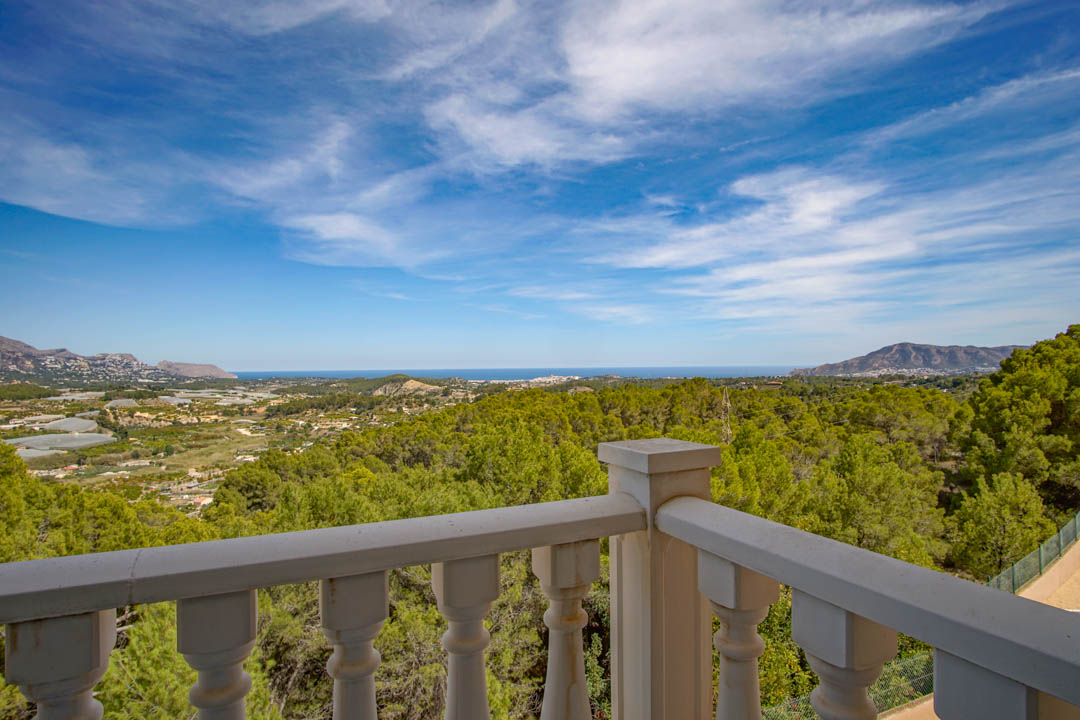 Vista panorámica desde la terraza con balaustrada clásica, ofreciendo una perspectiva despejada del mar Mediterráneo y el entorno forestal de La Nucía.