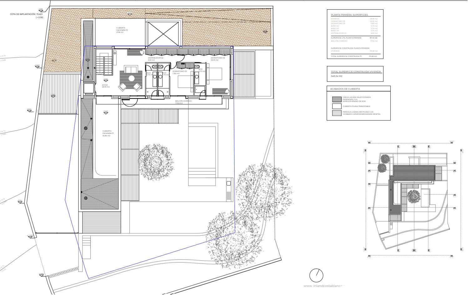 Plano arquitectónico de la primera planta, mostrando la distribución de las habitaciones y áreas exteriores.