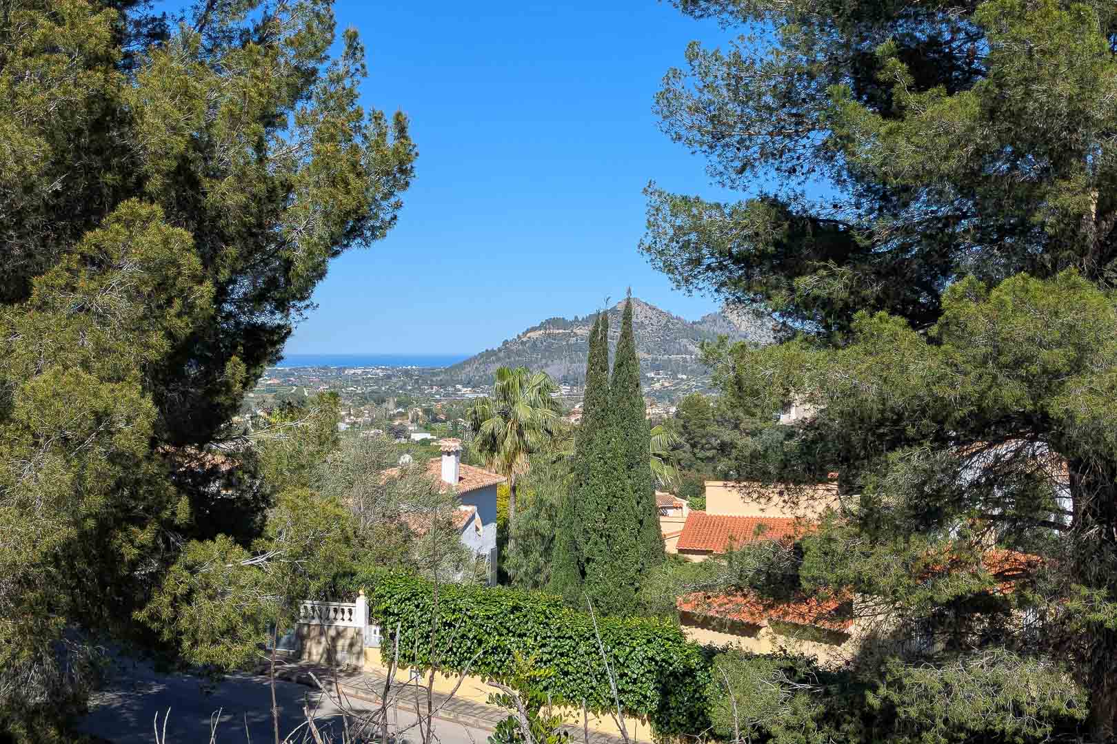 Vistas panorámicas desde Monte Solana hacia el valle y las montañas, con el mar Mediterráneo en el horizonte y un entorno natural de pinos y cipreses.