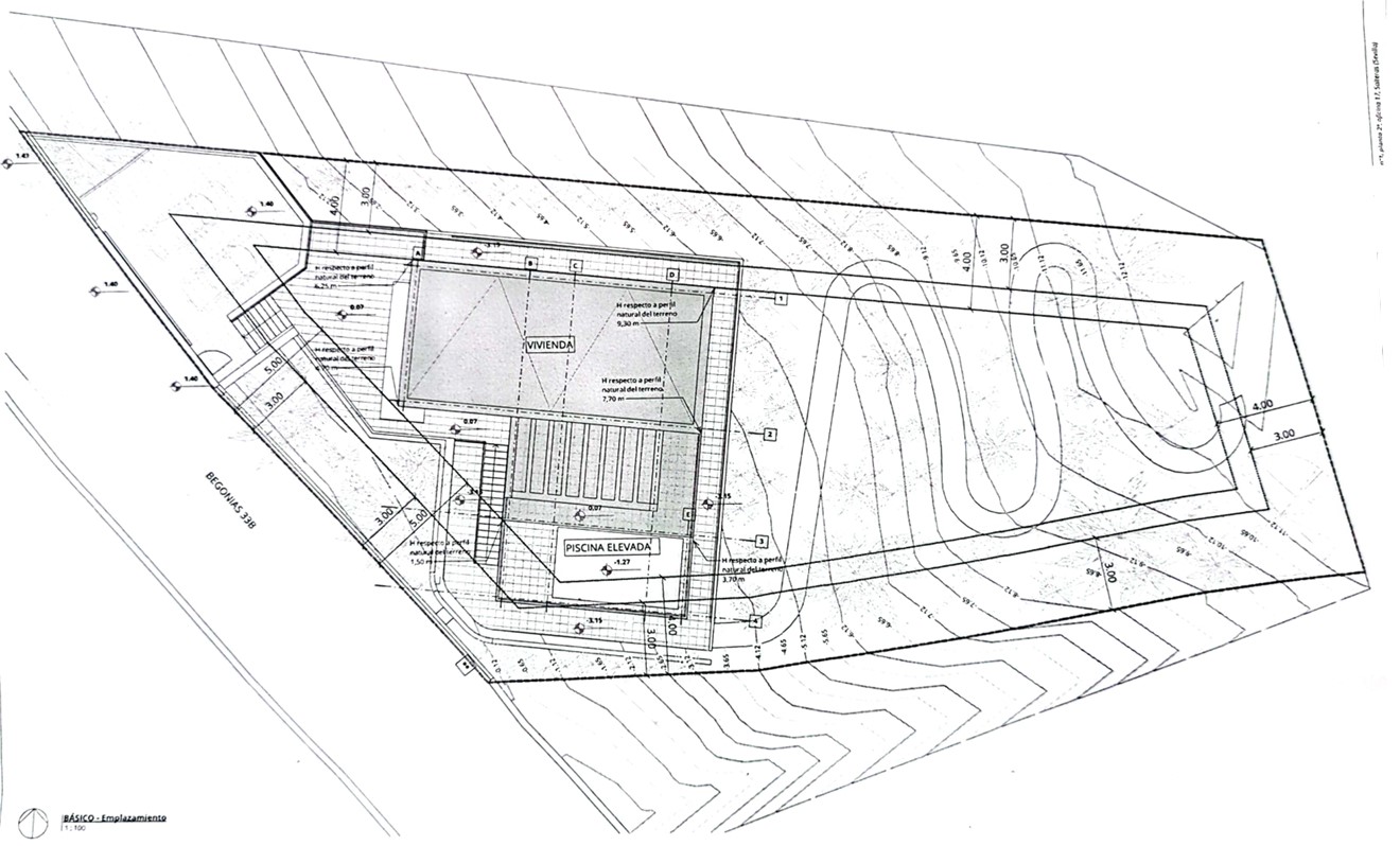 Plano de emplazamiento técnico que detalla la ubicación de la vivienda y la piscina elevada sobre la parcela, incluyendo curvas de nivel y accesos desde la calle Begonias.