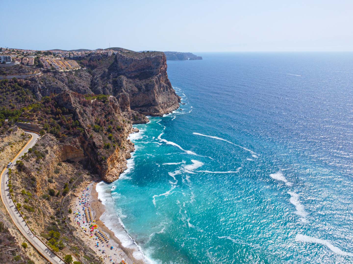 Vista aérea de los acantilados de Cumbre del Sol y la costa mediterránea, mostrando las aguas cristalinas y el entorno natural próximo a la vivienda.