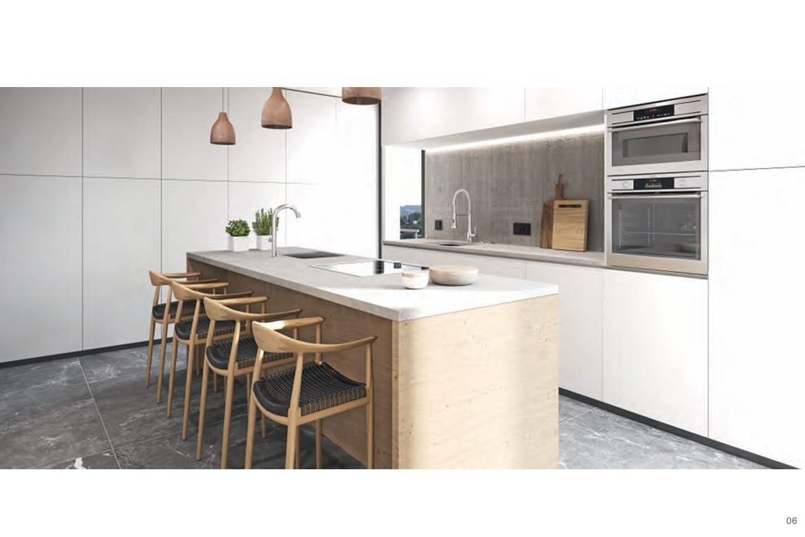 Cocina moderna con isla de madera y encimera gris, equipada con electrodomésticos integrados, taburetes de diseño y suelos de gres porcelánico.